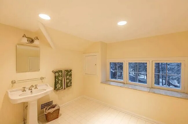 Foto del edificio - Welcome to the Stone House, a charming 3-bedroom, 2-bathroom