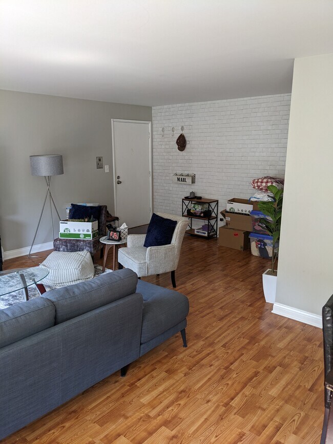Foto del edificio - 8551 Arnold Ave