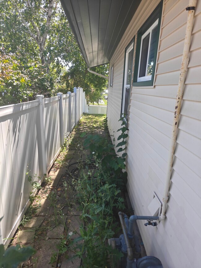 Building Photo - 213 Butte Ln