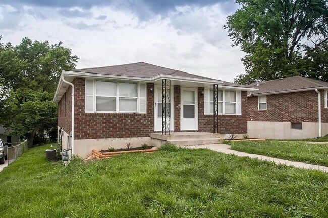 Foto del edificio - 4504-4506 N Jackson Ave