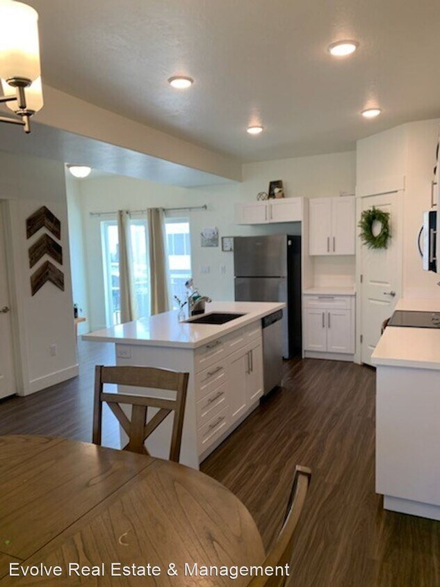 4 br, 3.5 bath House 1927 S 1030 W House for Rent in Orem, UT