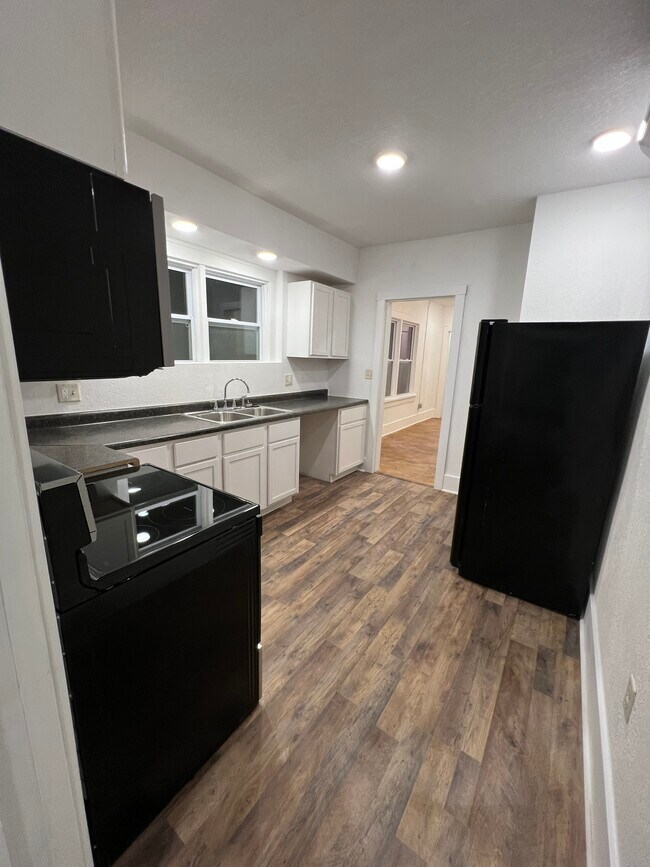 Cocina principal - 5206 King Hill Ave