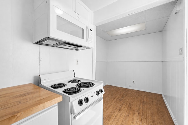 Building Photo - 1511 E Harry Ave