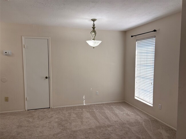 Foto del edificio - 1007 Stoneleigh Ct