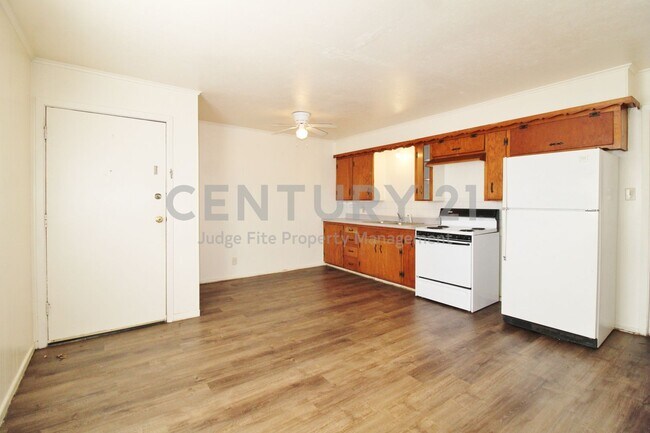 Foto del edificio - Cozy 1/1 Fourplex Unit On A Corner Lot In Weatherford For Rent!