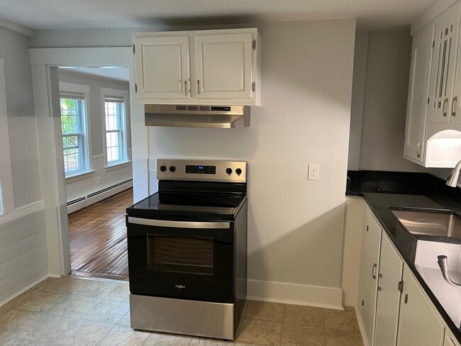 Building Photo - 146 Elm St