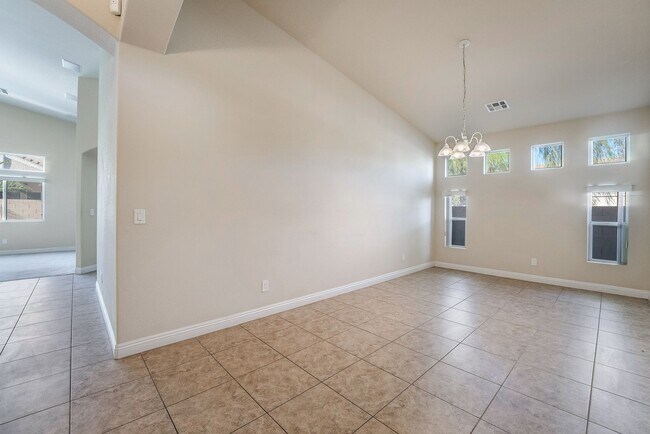 Foto del edificio - Charming Home with 2 Primary Bedrooms with...