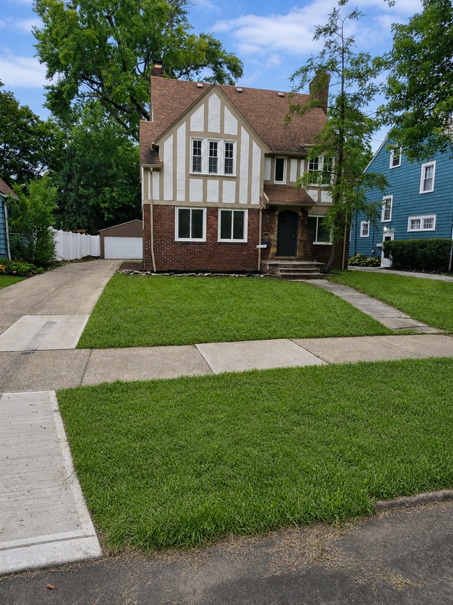 Building Photo - 3427 Dellwood Rd