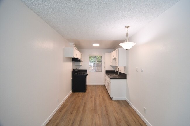 Foto del edificio - 6954 Woodman Ave