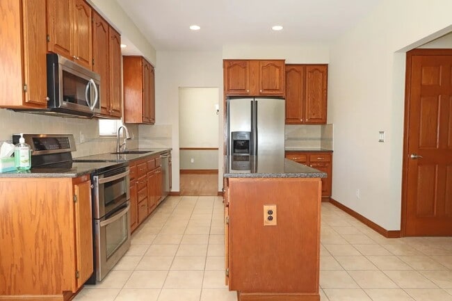 Foto del edificio - 824 Claycross Ct