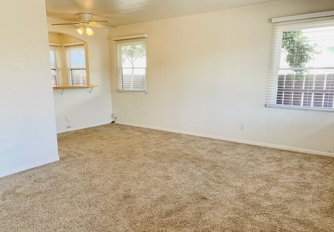 Foto del edificio - 2BD/1BA PACIFIC BEACH HOUSE LESS THAN 5 BL...