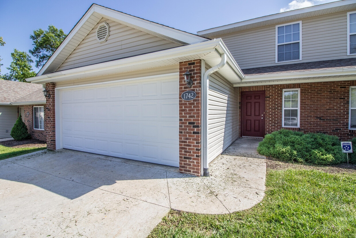 Primary Photo - 1740 N Orie Dr