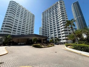 Building Photo - 801 Brickell Bay Dr