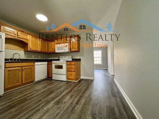 Building Photo - 2 Bedroom Duplex House with Yard
