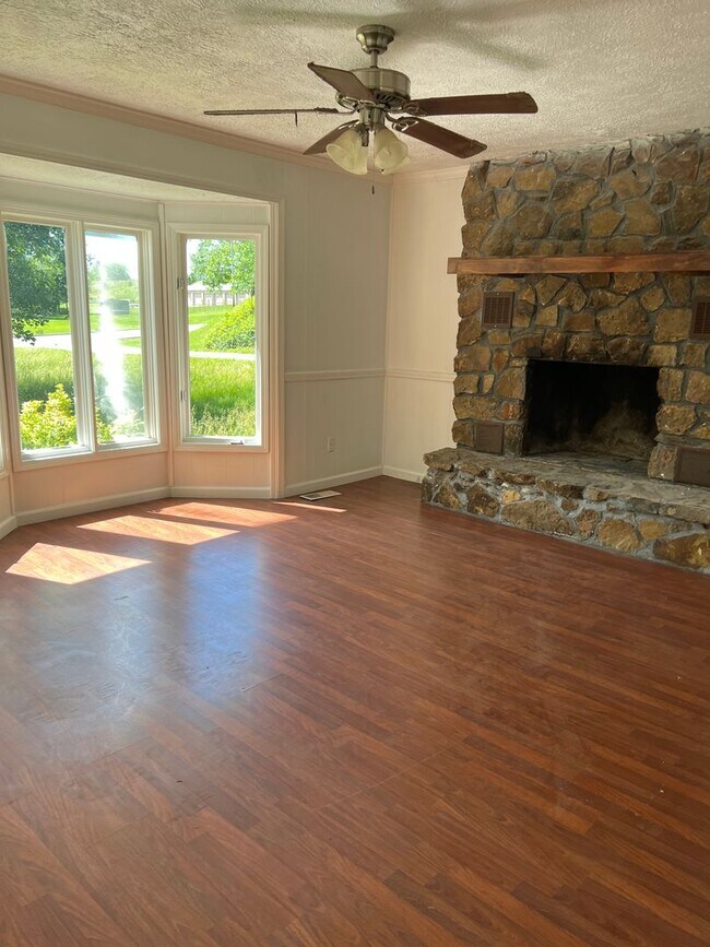 Great Location! Remodeled 4 bedroom 2 full... House Rental in Nixa, MO