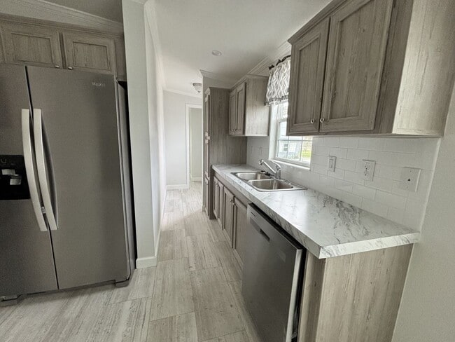 Building Photo - 28 Nyborg Ave