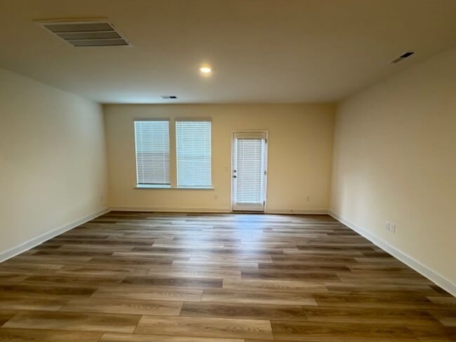 Foto del edificio - Mebane / Townhouse