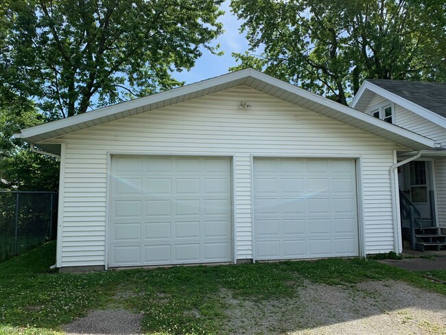 Building Photo - 2 br, 1 bath House - 302 E 9th St