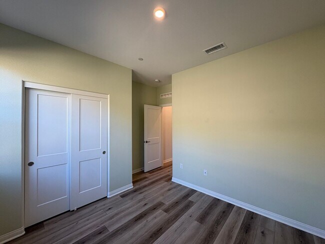 Foto del edificio - Modern Turn-Key Three-Story Townhome