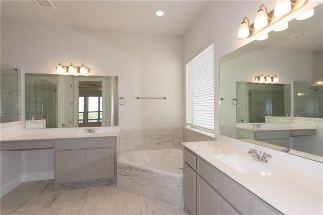 Building Photo - 3300 Scenic Valley Dr