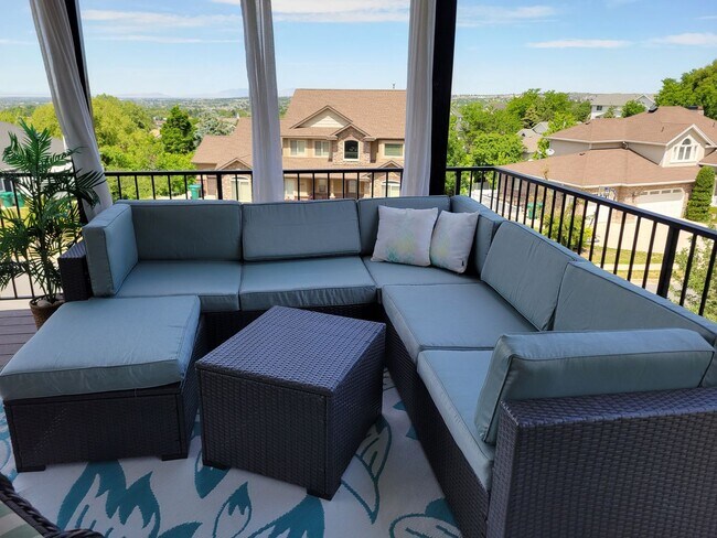 Foto del edificio - Beautiful home on Layton East bench