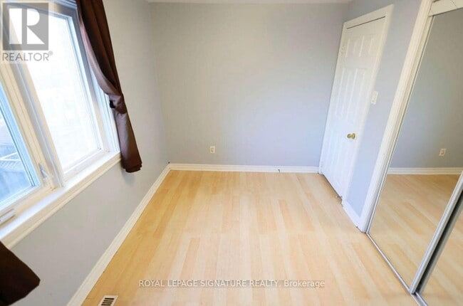 Building Photo - 120 Town House Crescent