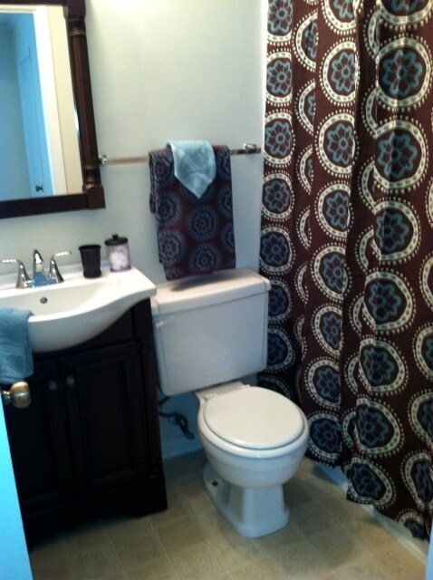 Building Photo - 2 BR/ 2.5 BA Townhome off Guilford College...