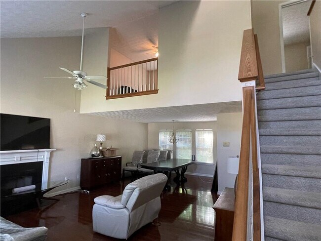 Foto del edificio - 3285 McClure Woods Dr