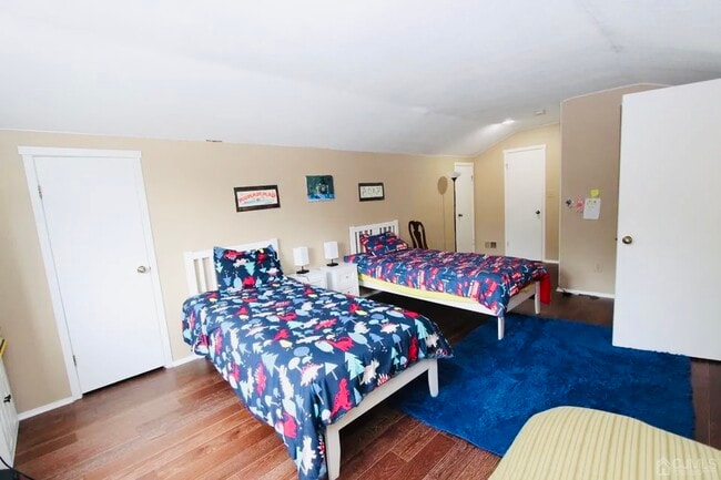 Building Photo - 587 Sayre Dr