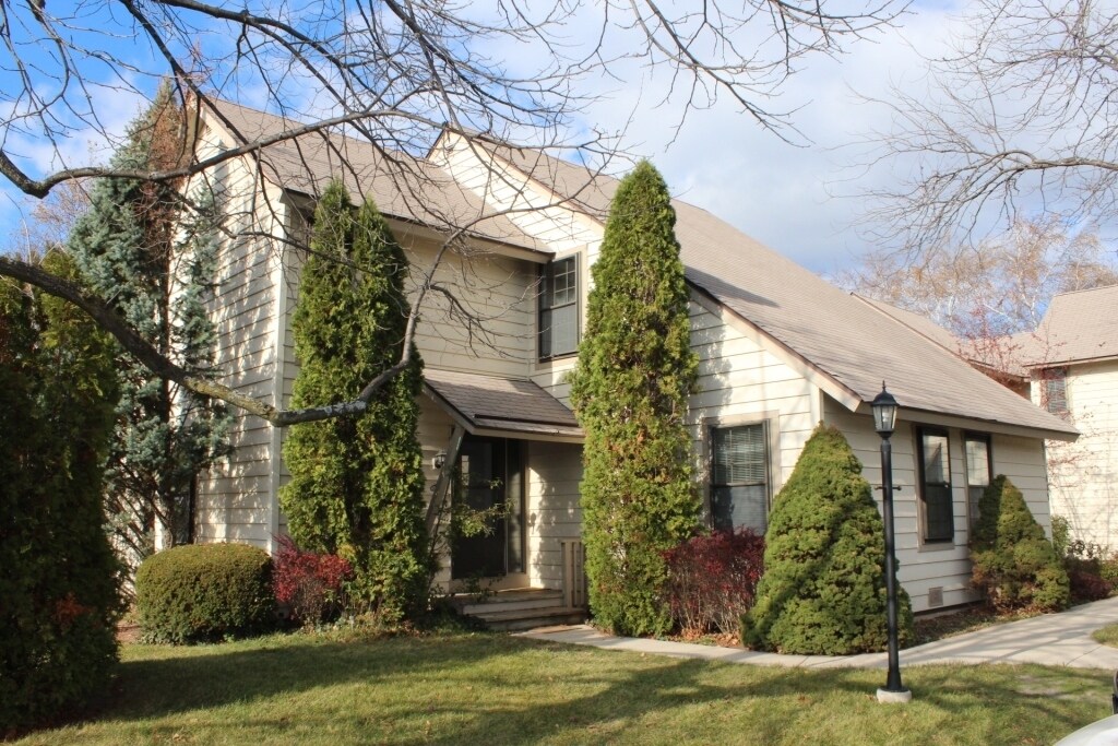 607 Whitney Ct, Gurnee, IL 60031 Townhome Rentals in Gurnee IL