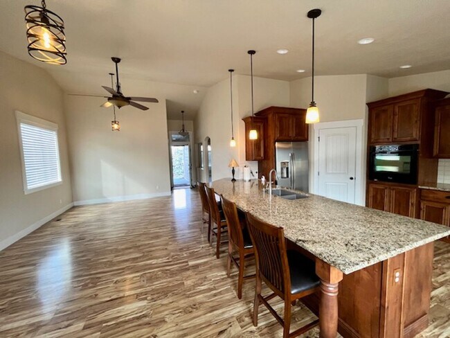 Foto del edificio - THREE-CAR GARAGE! This charming home offers 3 bedrooms, plus an office/rec room, and 2 bathrooms.