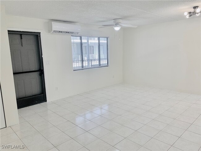 Foto del edificio - 826 Wiggins Pass Rd