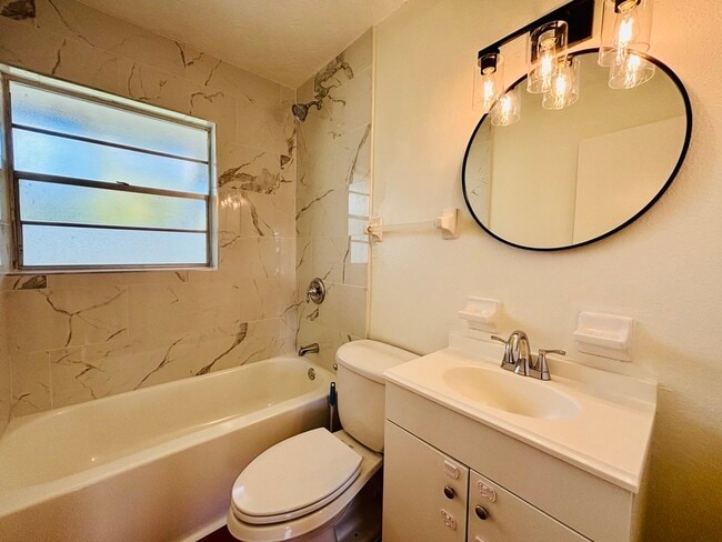 Building Photo - 922 E Brownlee St