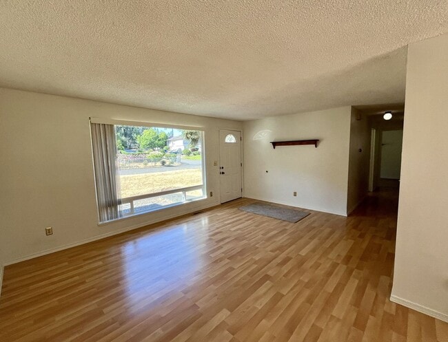 Building Photo - 3 Bedroom Home in Convenient Port Orchard ...