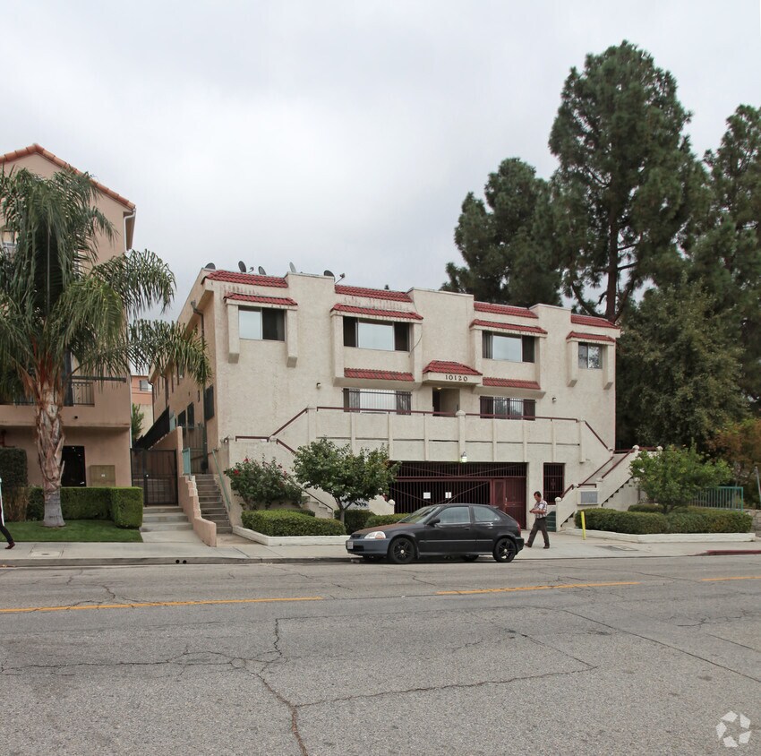 Primary Photo - 10120 Commerce Ave