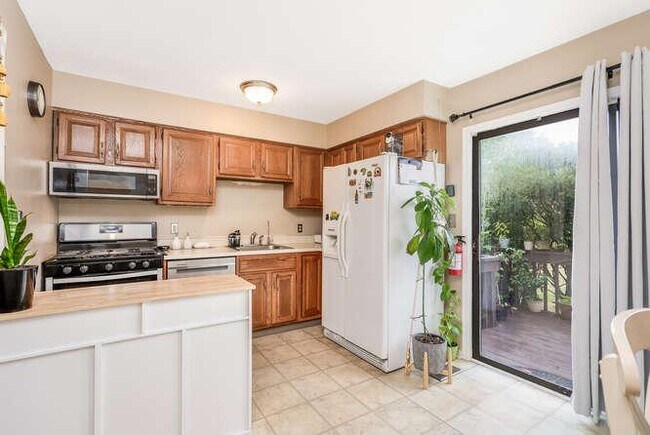 kitchen - 147 Locust Ct