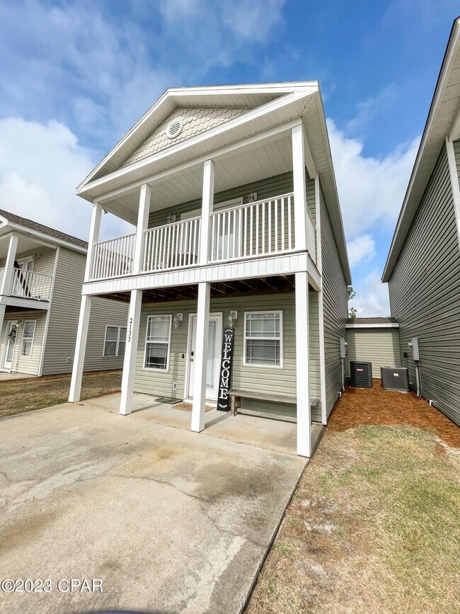 Foto del edificio - 2133 Sterling Cove Blvd