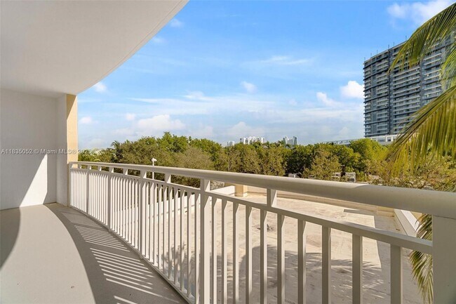 Foto del edificio - 1755 E Hallandale Beach Blvd