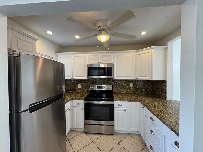 Foto del edificio - 8305 Sunrise Lakes Blvd