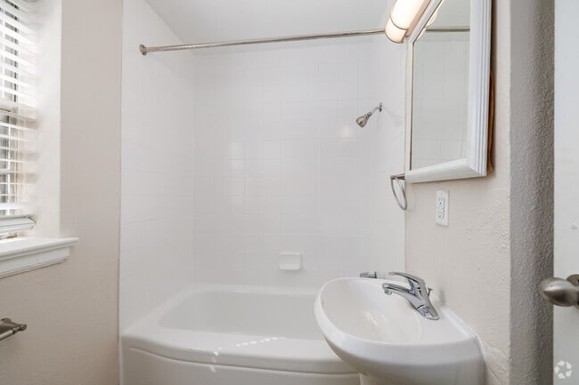 1BR, 1BA - 560SF - Bathroom - Brickline Apartments