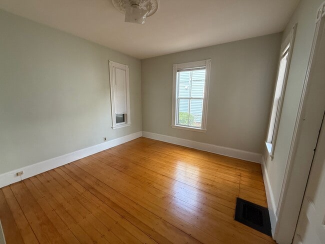 Foto del edificio - 55 Rindge Ave
