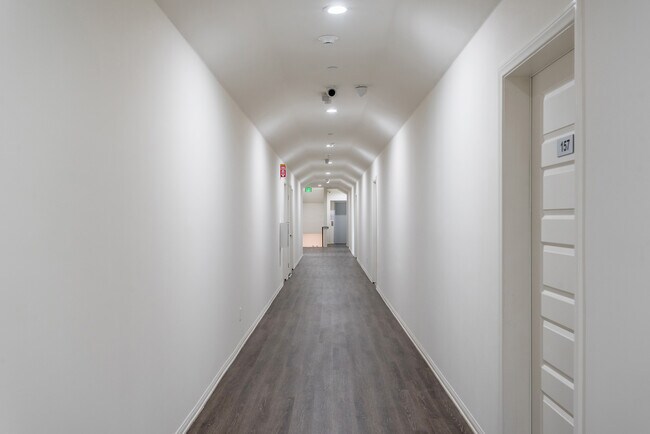 Building Photo - 851 E Washington Blvd