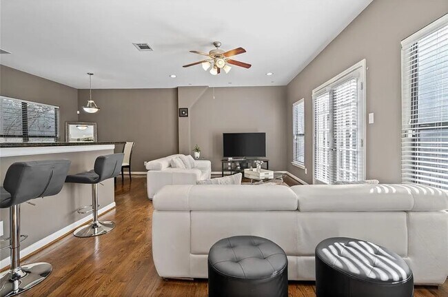 Foto del edificio - 4413 Koehler St