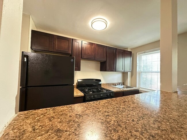 Foto del edificio - 6776 Blakemore St