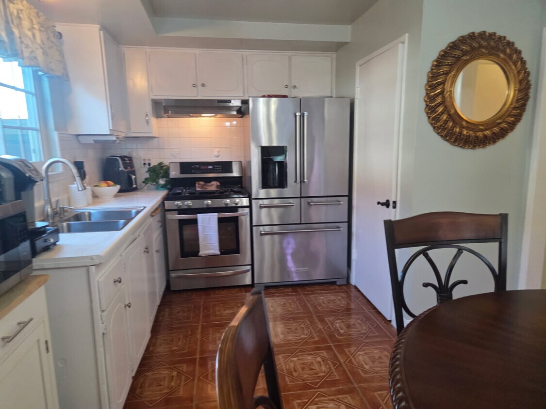 Foto del edificio - 8214 Santa Inez Pl