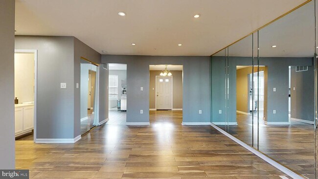 Foto del edificio - 6330 Sunvalley Terrace