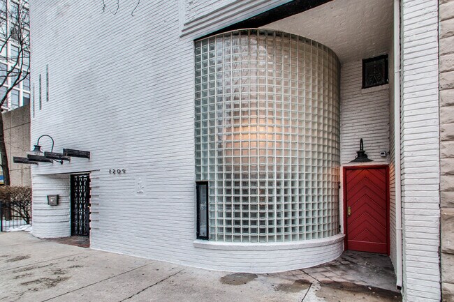 Building Photo - 1209 N State Pkwy