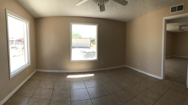 Foto del edificio - 8300 Capitan Cir