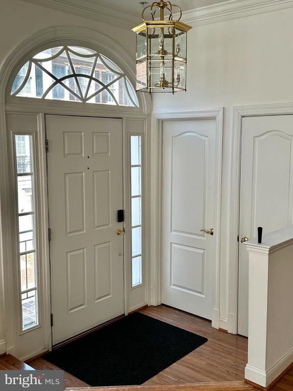 Building Photo - 1607 Seneca Ave