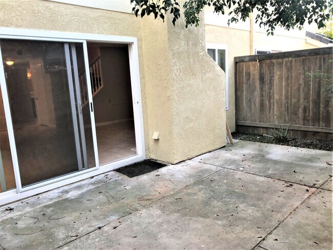 Building Photo - Beautiful 3 BD, 2.5 BA Townhome At The Gro...